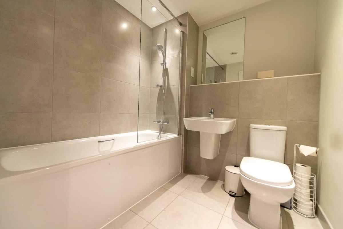 Fantastic 1 Bed Apartment In Crawley מראה חיצוני תמונה