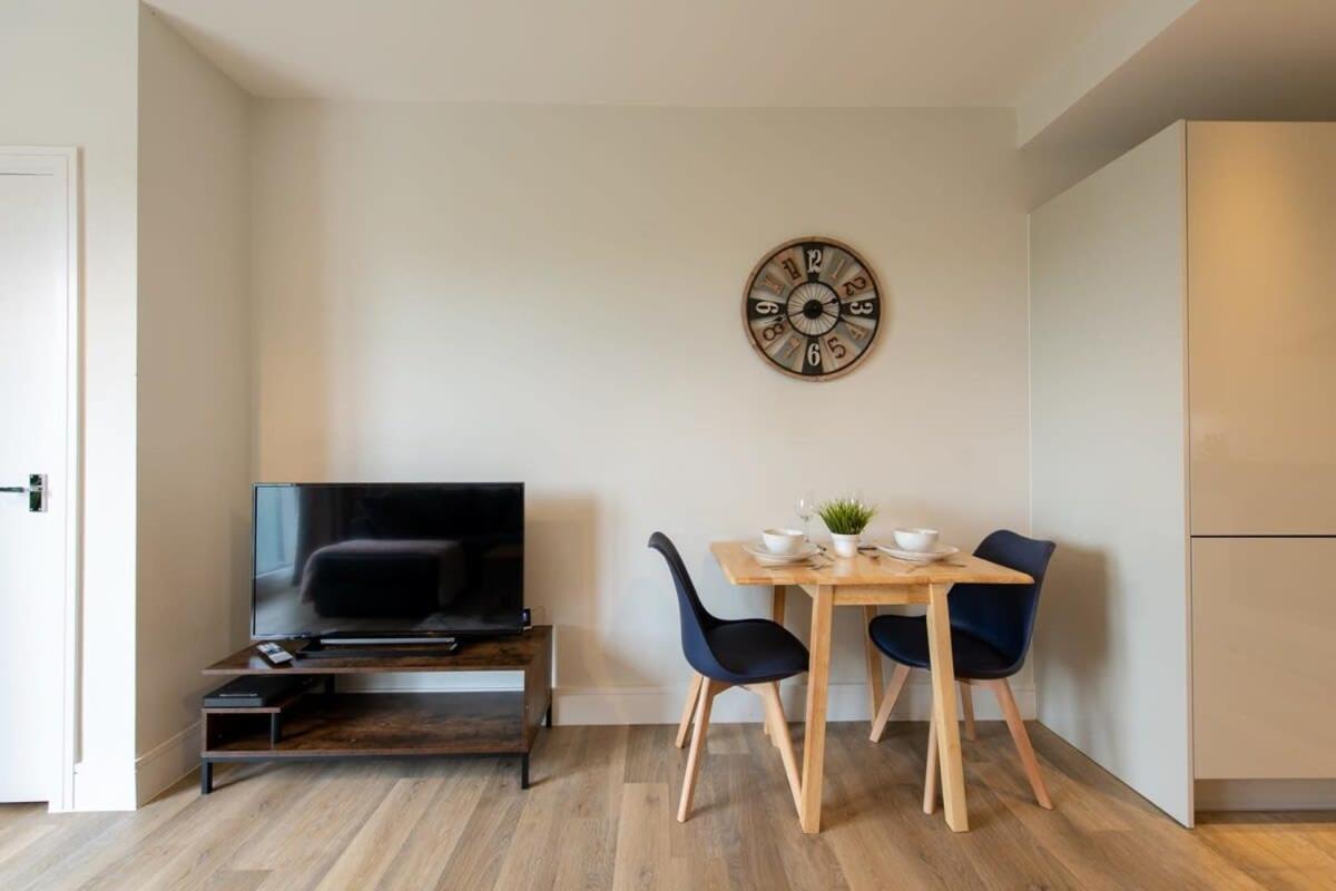 Fantastic 1 Bed Apartment In Crawley מראה חיצוני תמונה