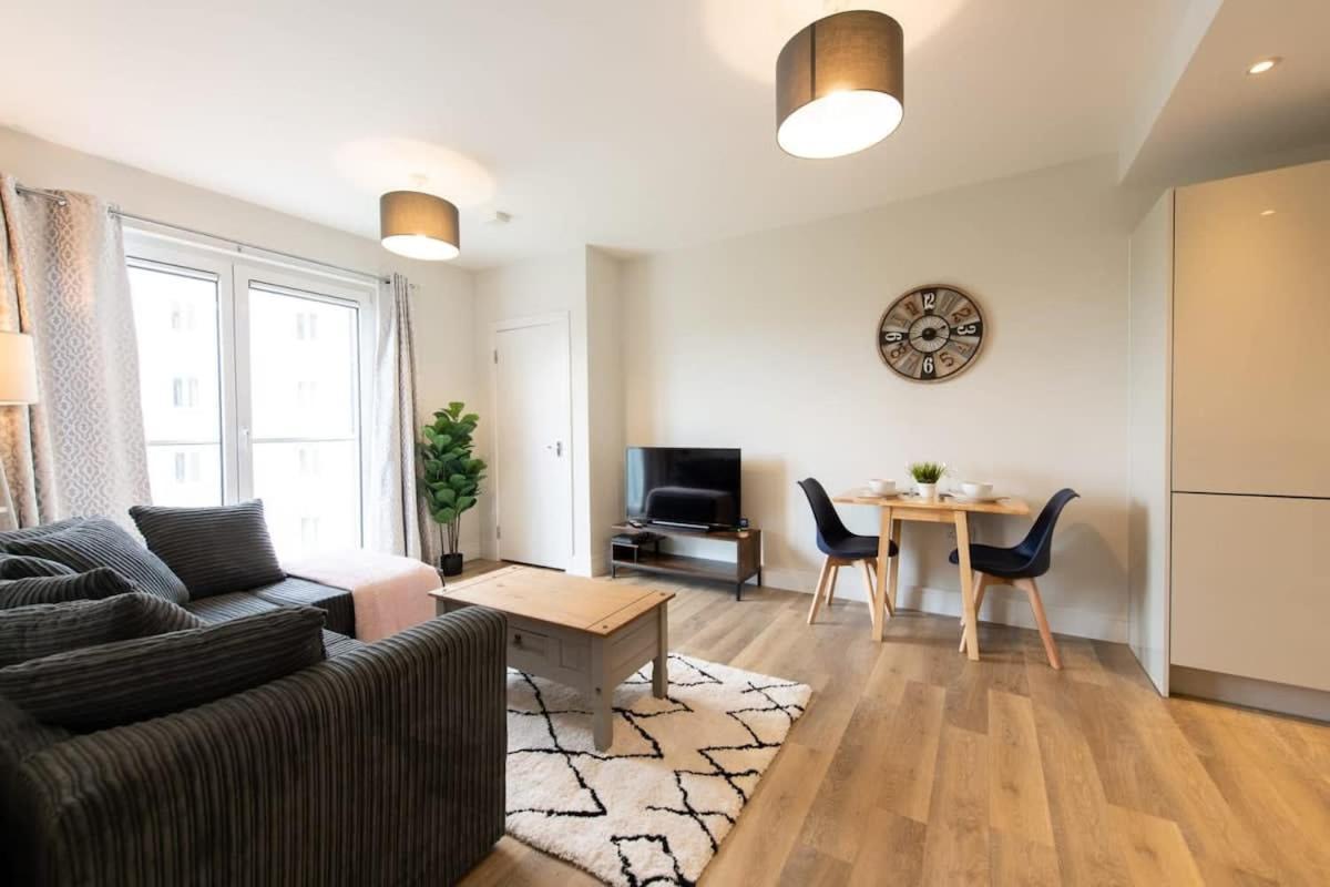Fantastic 1 Bed Apartment In Crawley מראה חיצוני תמונה