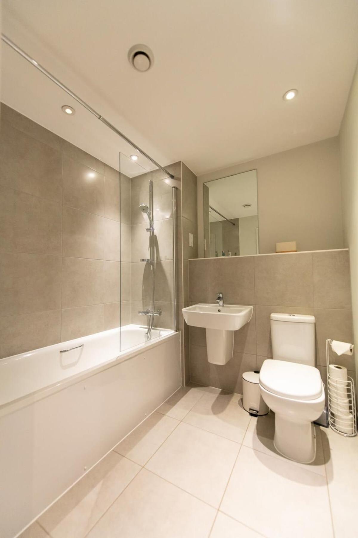 Fantastic 1 Bed Apartment In Crawley מראה חיצוני תמונה